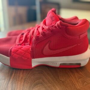 NIKE Lebron Witness 8 Basketball Shoes